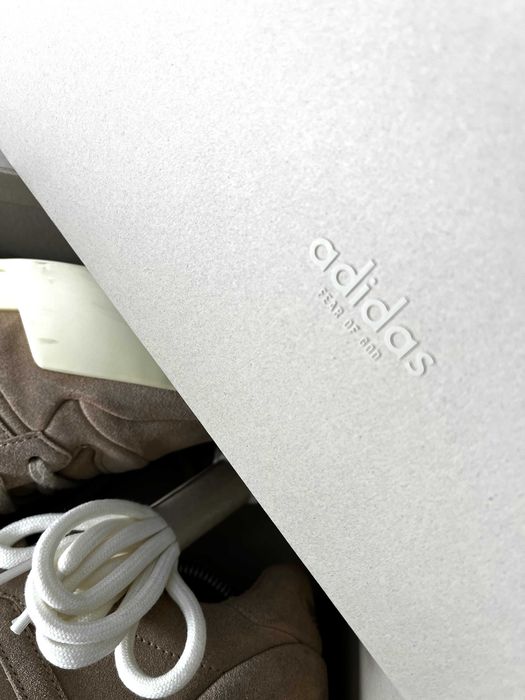 Sapatilhas da linha Fear Of God da Adidas