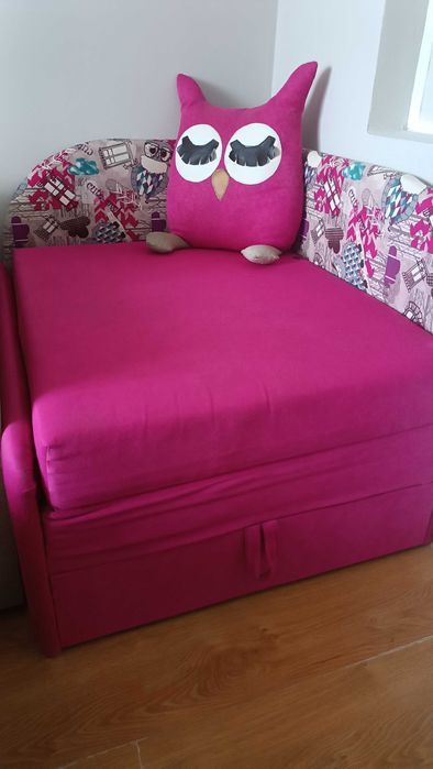 Диван для дівчинки.