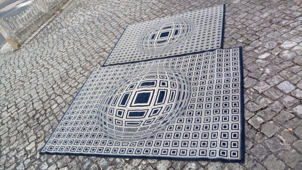 Vendo dois tapetes de sala - VENDO POR BOM PREÇO P/ DESOCUPAR