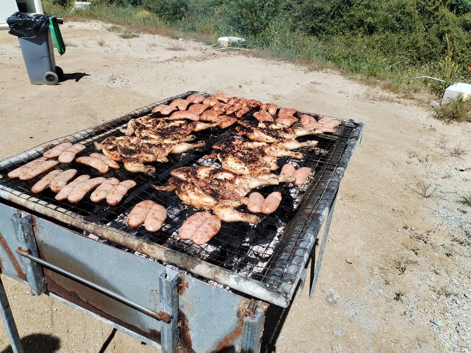 Porco no espeto e pernas de porco