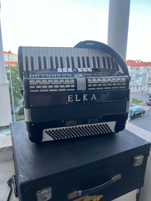Acordeão ELKA Italiano à 3a voz com 120 baixos- Em excelente estado e pronto a tocar - Com mala e acessórios novos