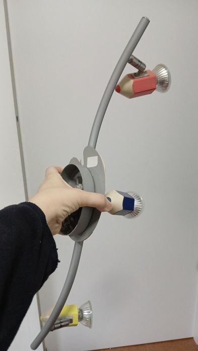 Vários candeeiros teto, 1 de pé, carrinho arrumações e 4 quadros