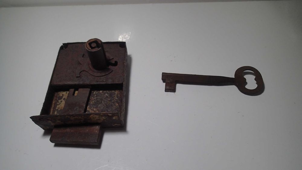 Fechadura antiga em ferro com chave