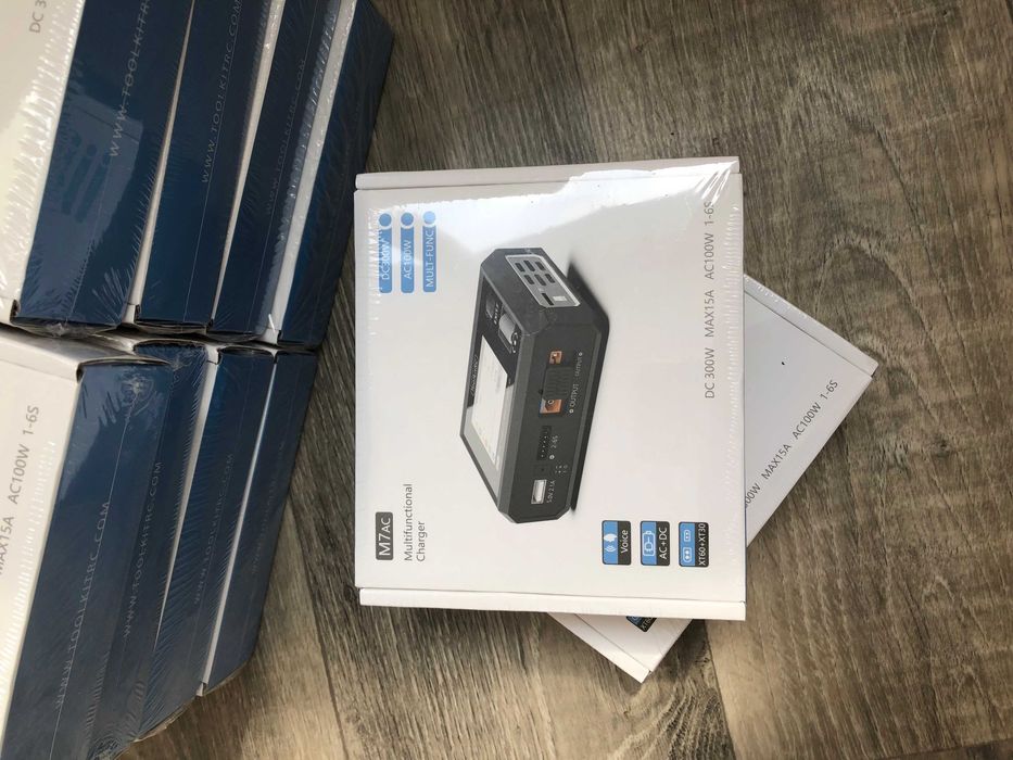 ToolkitRC M7AC зарядний пристрій 300W для дронів з вбудованим блоком живлення 100W, має XT60 та XT30, літій 1-6S