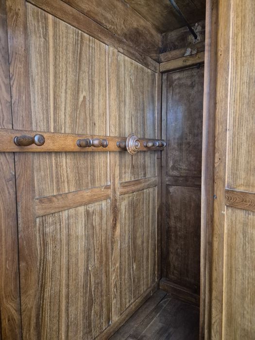 Roupeiro antigo estilo romântico