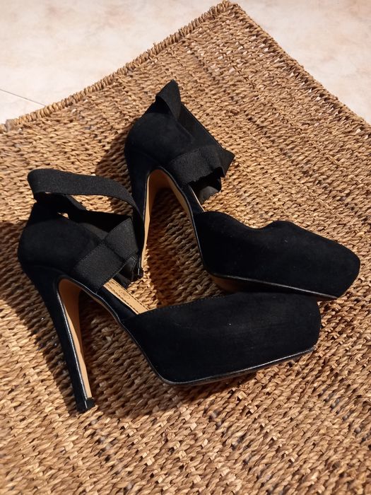 Sandálias pretas usadas