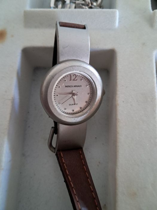 Vários relógios com caixa