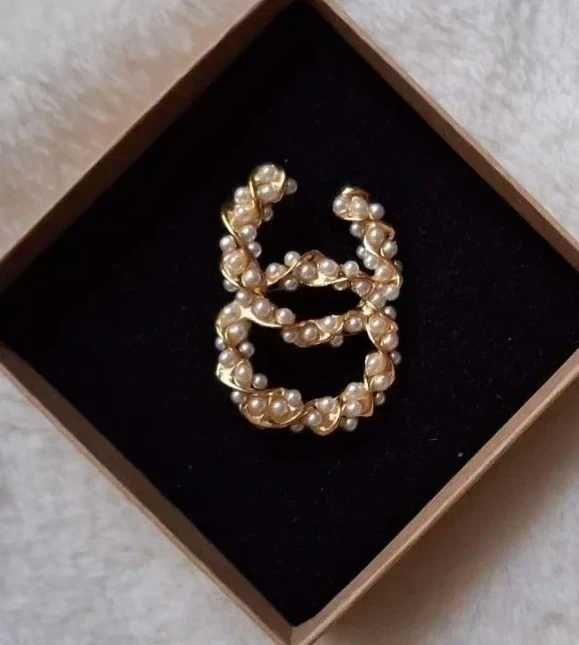 Elegancka broszka perełkowa, złoty kolor – styl klasyczny, old money