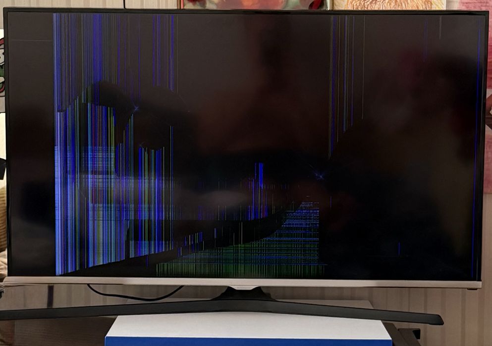 Продам телевізор Samsung UE40J5100AW (40”, Full HD) на запчастини або під відновлення.
