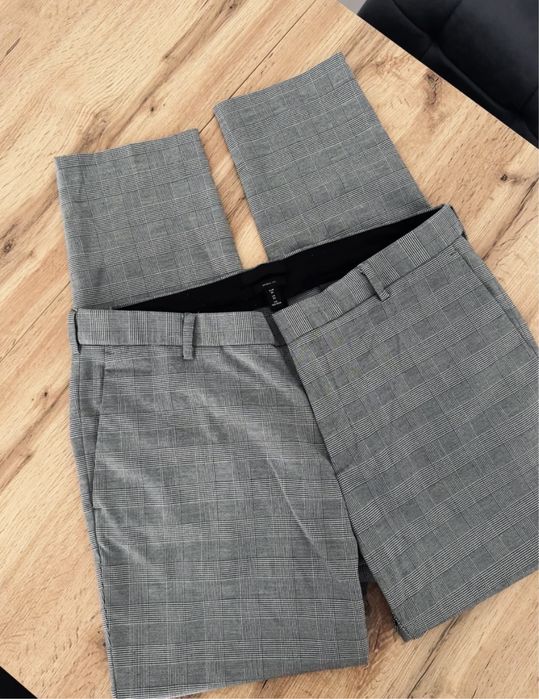 Materiałowe spodnie męskie w kratkę typu chinosy H&M