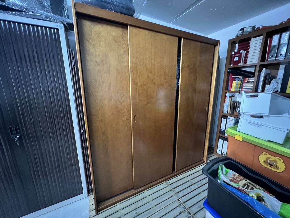 Guarda fatos em pinho mel