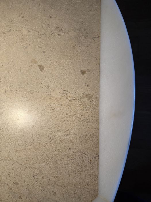 Mesa redonda em marmore