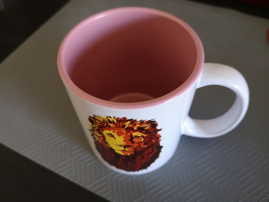 Caneca de louça com leão