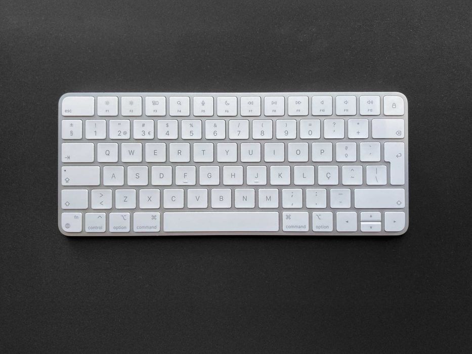 Apple Magic Keyboard (A2450) Lightning - Branco (Ótimo Estado)