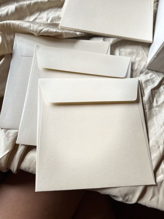 175 szt. Koperty kwadrat perłowe metalizujące grube ecru kremowe NOWE