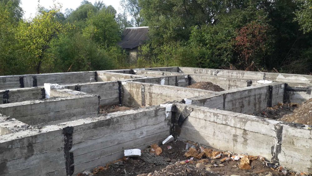 Земельна ділянка з фундаментом зі всіма документами для будівницства
