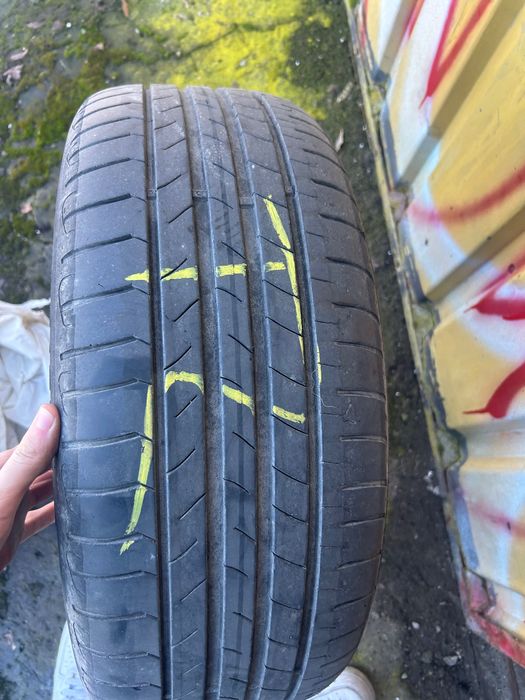 Felgi z oponami letnimi.