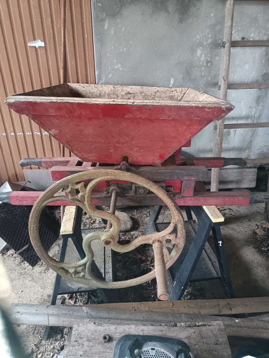 Triturador de uvas antigo em bom estado