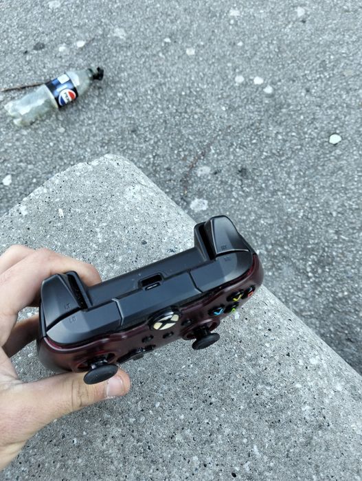 Dois comandos da xbox one s semi novos