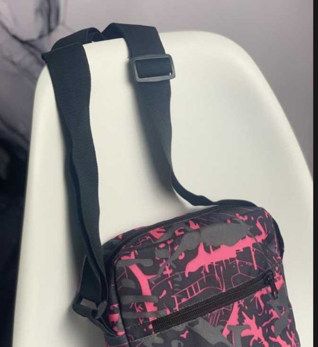 Барсетка чорно-рожева