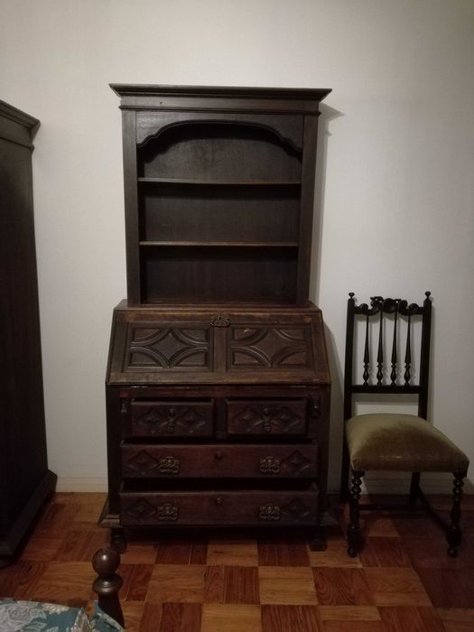 Armário,escrivaninha e guarda vestidos