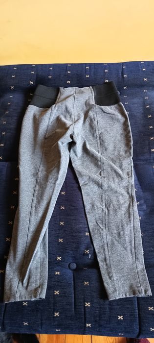 Szare legginsy firmy Esmara.