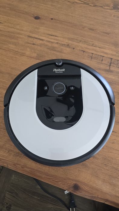 Robot aspirador iRobot Roomba i7 com base de autoesvaziamento