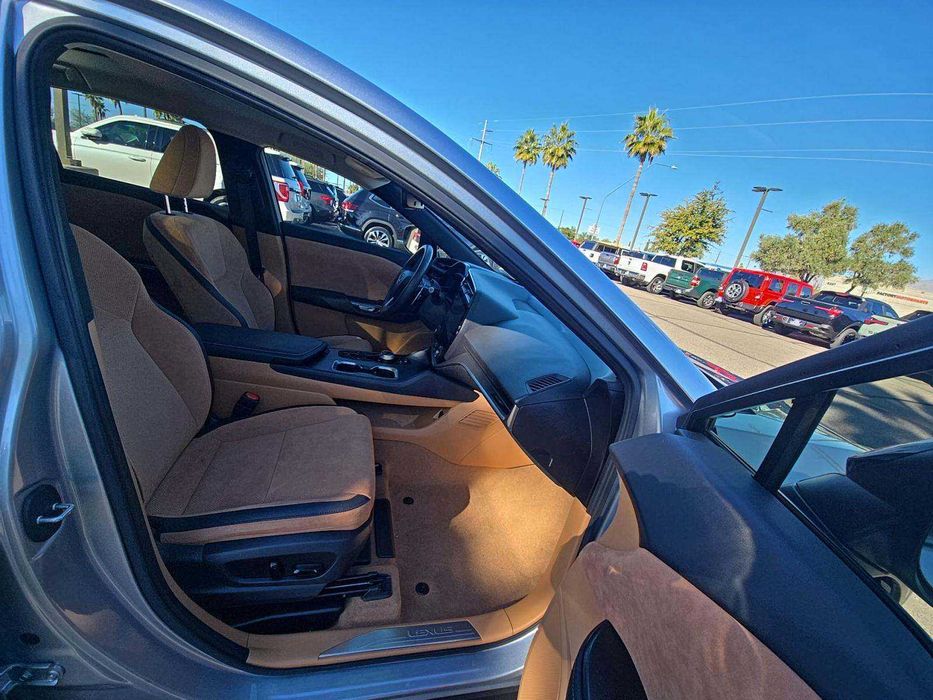 Lexus RZ 450e Luxury 2023 — перший електричний Lexus нового покоління