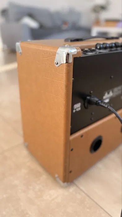 Wzmacniacz do gitary akustycznej z mp3 i mikrofonem.