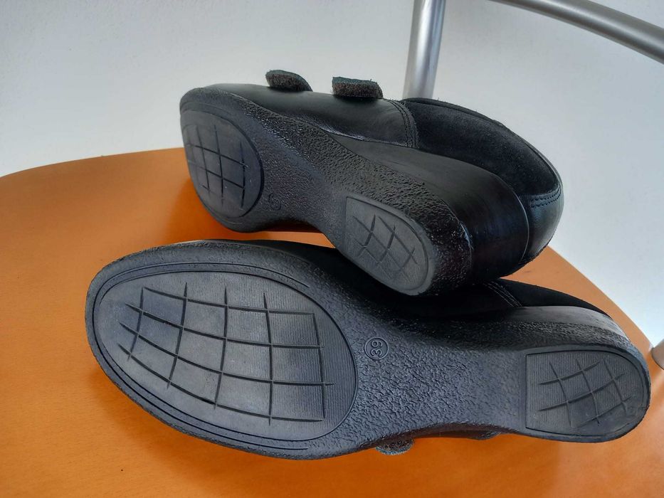 Sapatos pele, com cunha, tam. 39