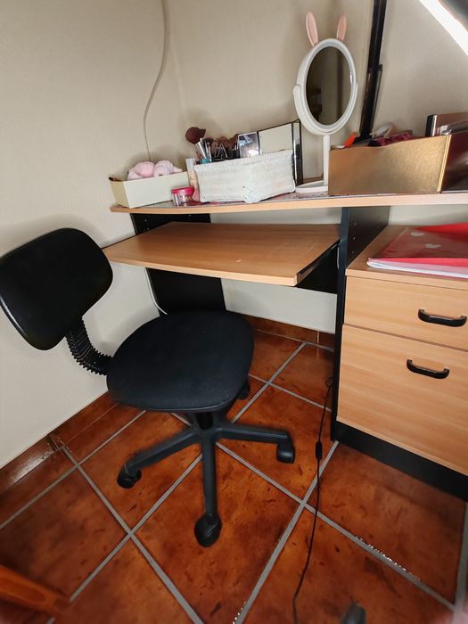 Secretaria em madeira com cadeira