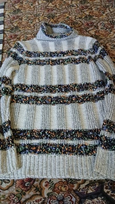 Продам вязаный  свитер