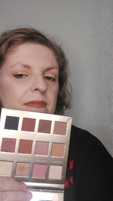 Paleta Vegan Glam Up com cores frias e quentes  da Farmasi