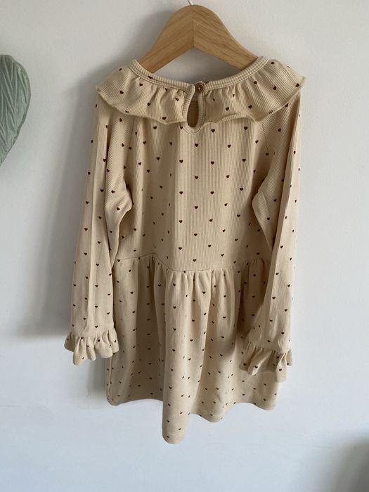 Sukienka beżowa prążkowana lil’ atelier w serca 110 kołnierzyk