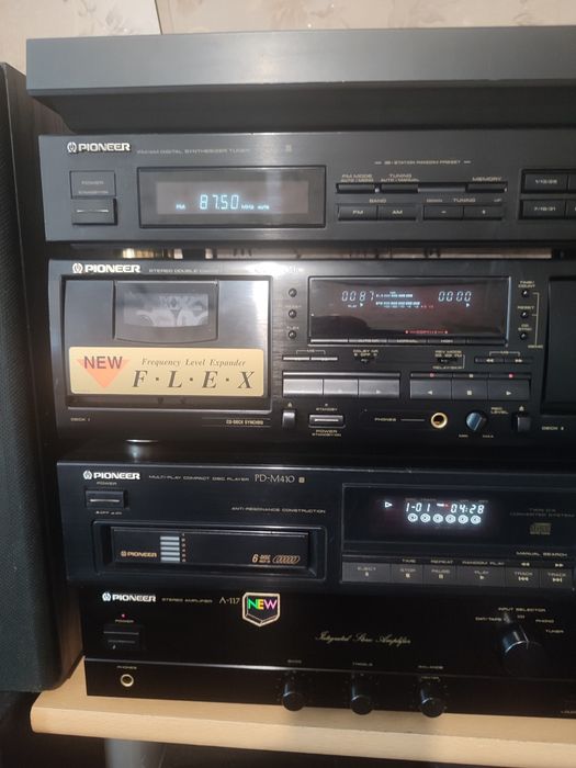 Стойка pioneer с колонками.