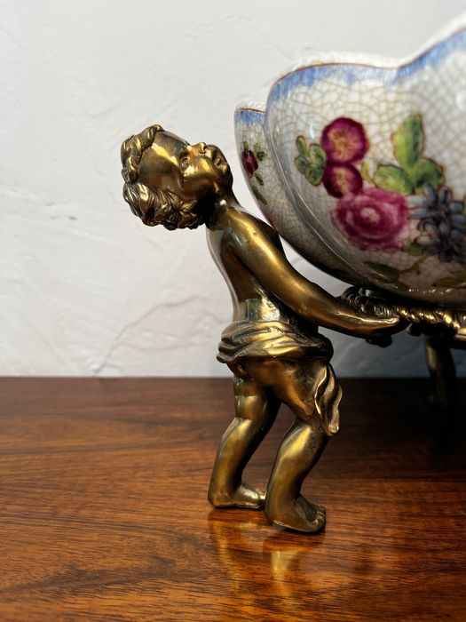 Porcelanowa patera z aniołkami. Figurki z brązu. Sygnowana, malowana