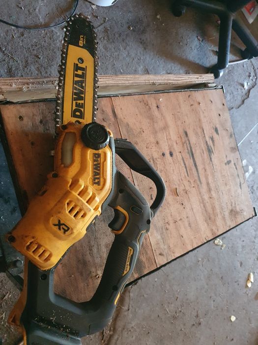 Piła łańcuchowa akumulatorowa dewalt dcmps520