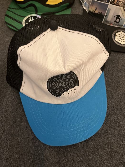 Czapki z daszkiem H&M.