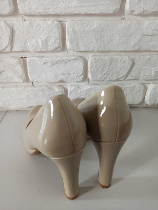 Lakierowane buty na obcasie nude rozm. 37