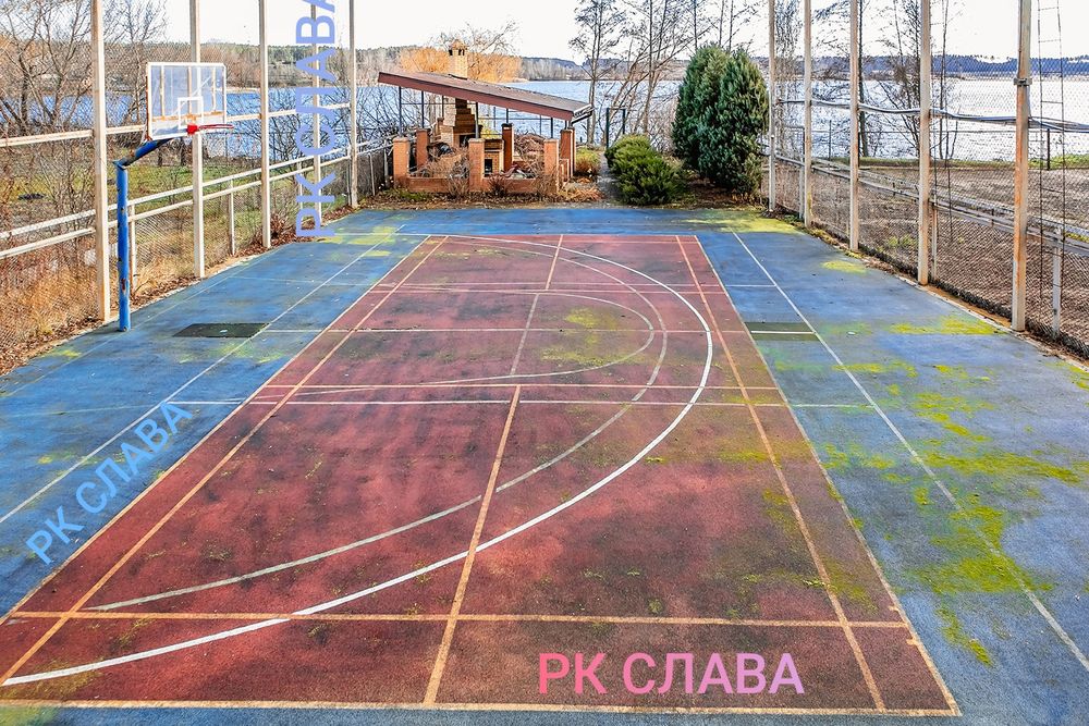 Продам котедж в Безлюдівці з виходом на  озеро і спортивним полем