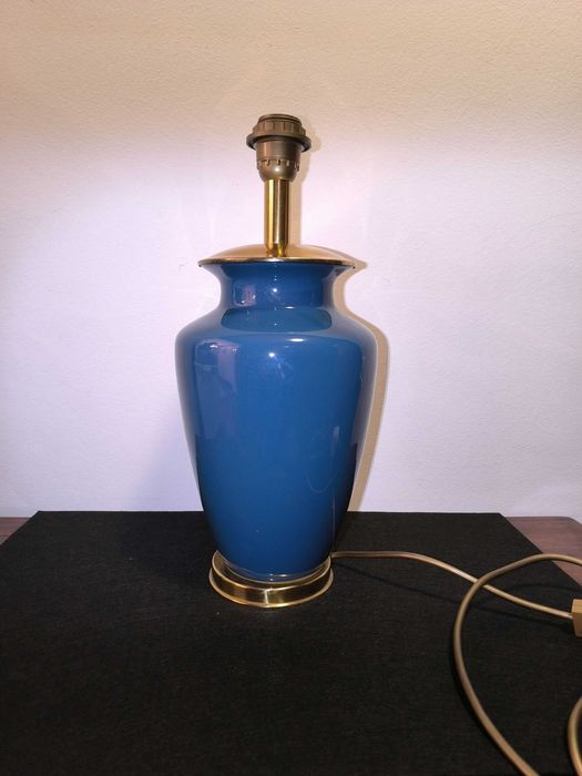 Antigo candeeiro em porcelana azul e metal amarelo.