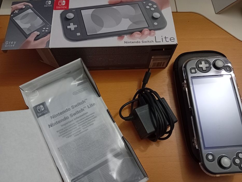 Nintendo Switch Lite + Extras