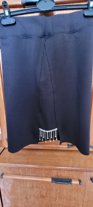 Чорна спідниця в рубчик.