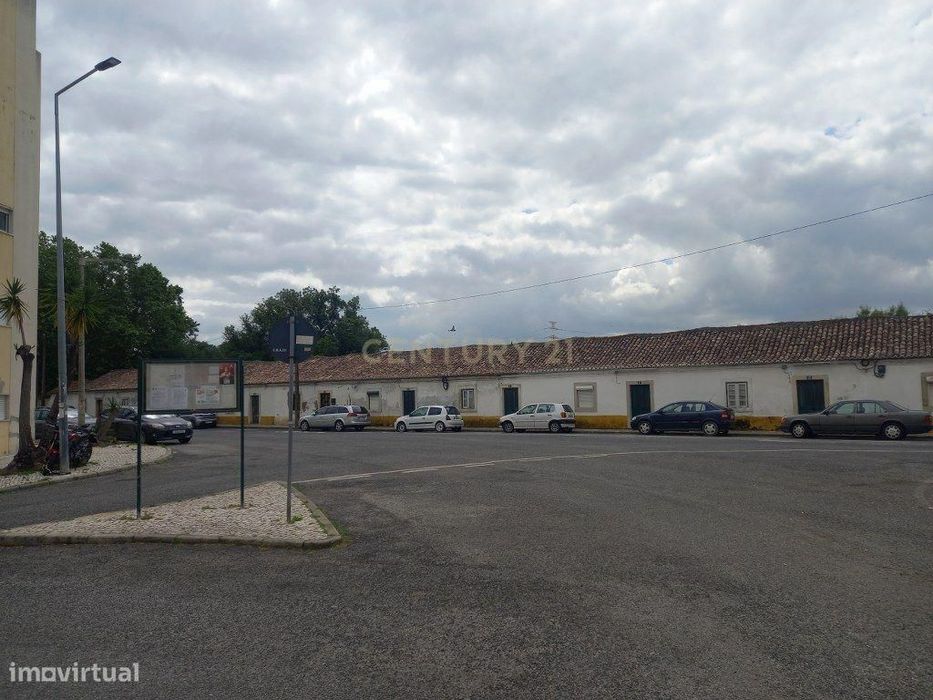 T2 Totalmente Remodelado no Carregado – Cozinha Equipada e Excelente A