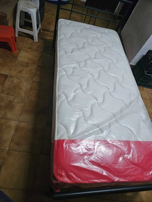Cama individual com colchão
