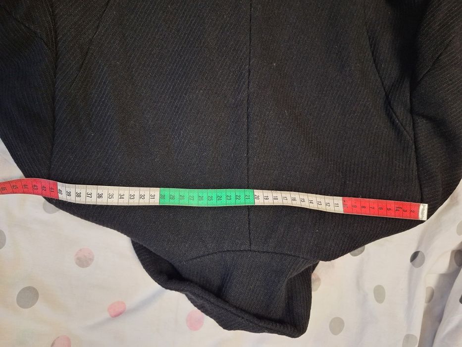 Czarny elegancki płaszcz damski.