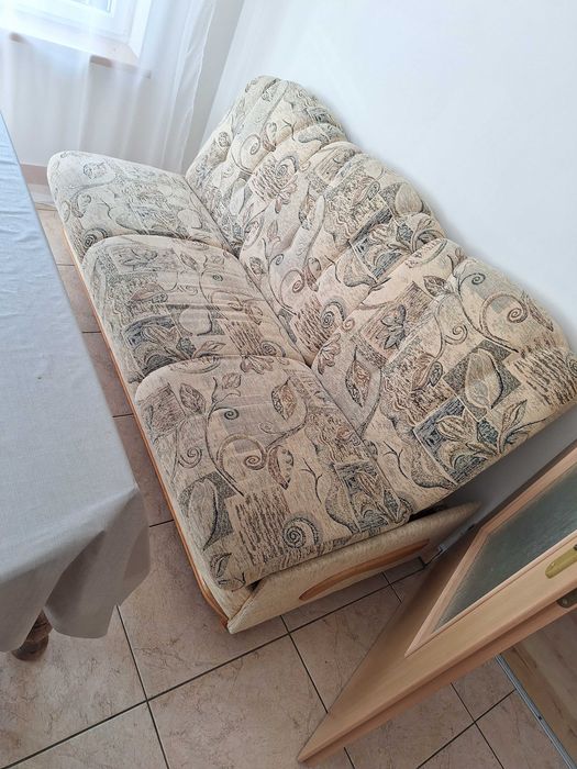 Likwidator sprzeda zestaw łóżek i tapczanów.