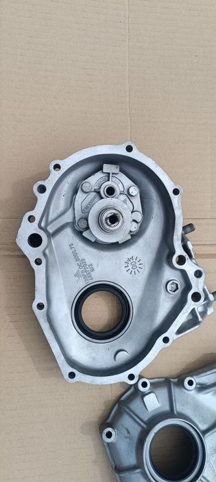 Fiat 126p pokrywa rozrządu czysta jak nowa.