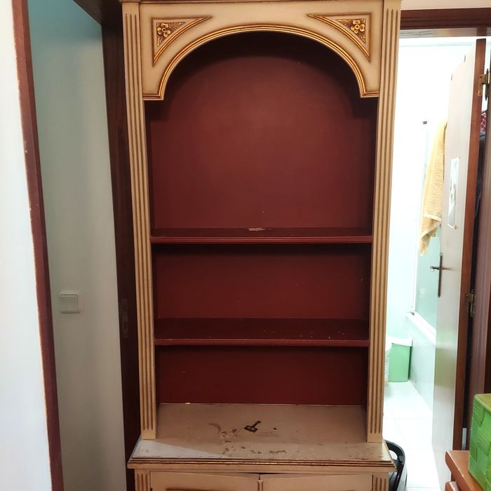 Movel antigo com marcas de uso