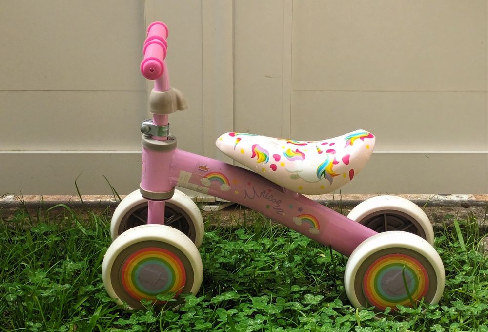 Triciclo infantil com unicórnios